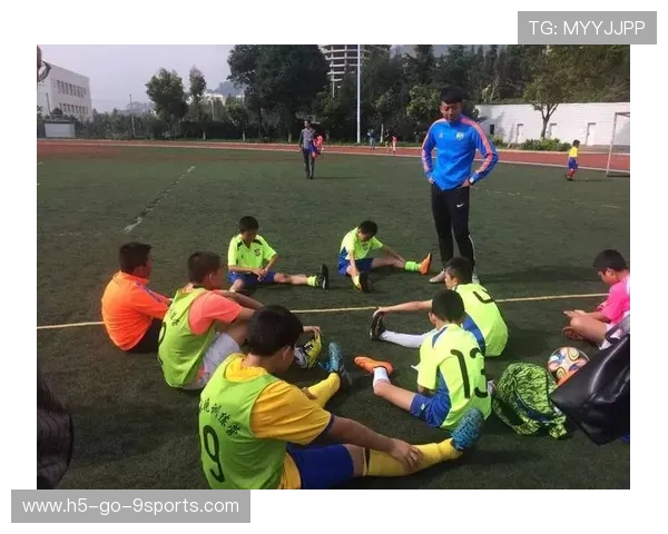 “青少年足球训练营开营，引领青少年足球新风潮”，青少年足球训练营文化节手抄报