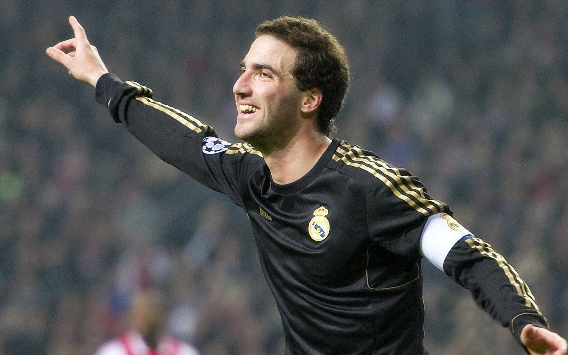 埃弗顿中场保护能力增强稳定后防线，埃弗顿新主场